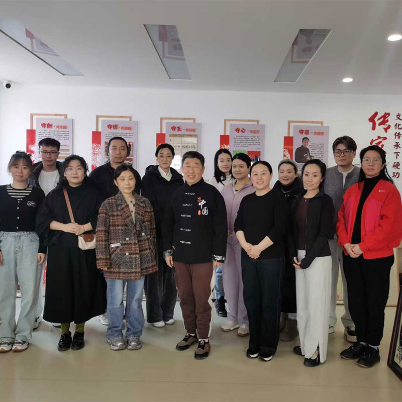 辽宁何氏眼科医学院，到工作室体验剪纸艺术的魅力